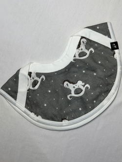 Двусторонний слюнявчик нагрудный RinaAmari Лошадки