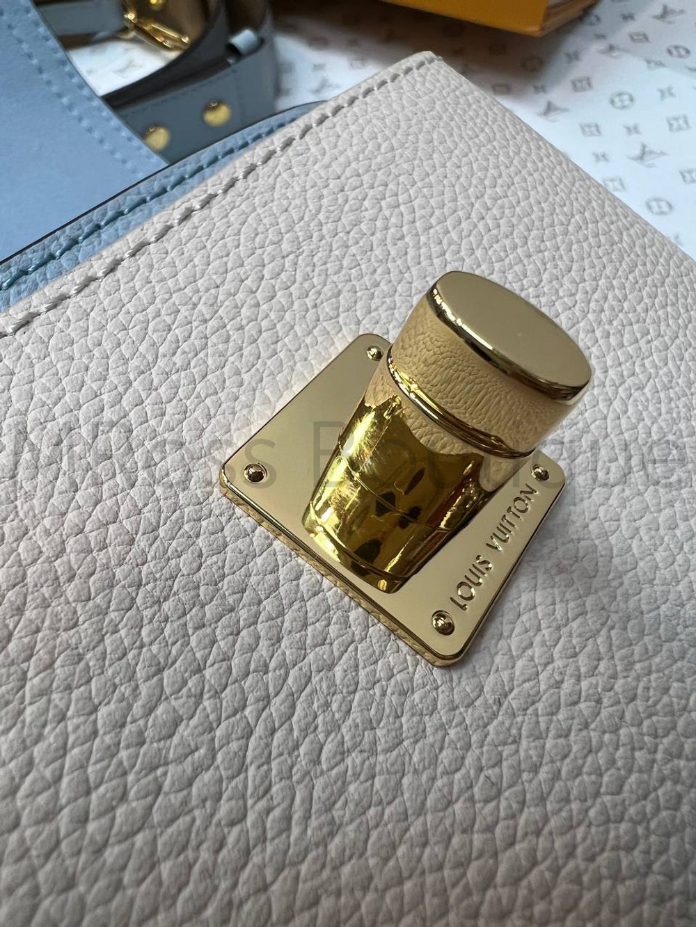 Сумка Lockme Tender Louis Vuitton Blue Nuage