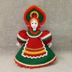 Малая подвесная кукла в красном переднике