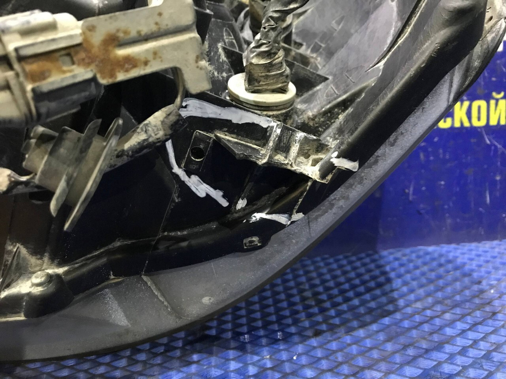 Фара передняя правая NISSAN LIBERTY 1998