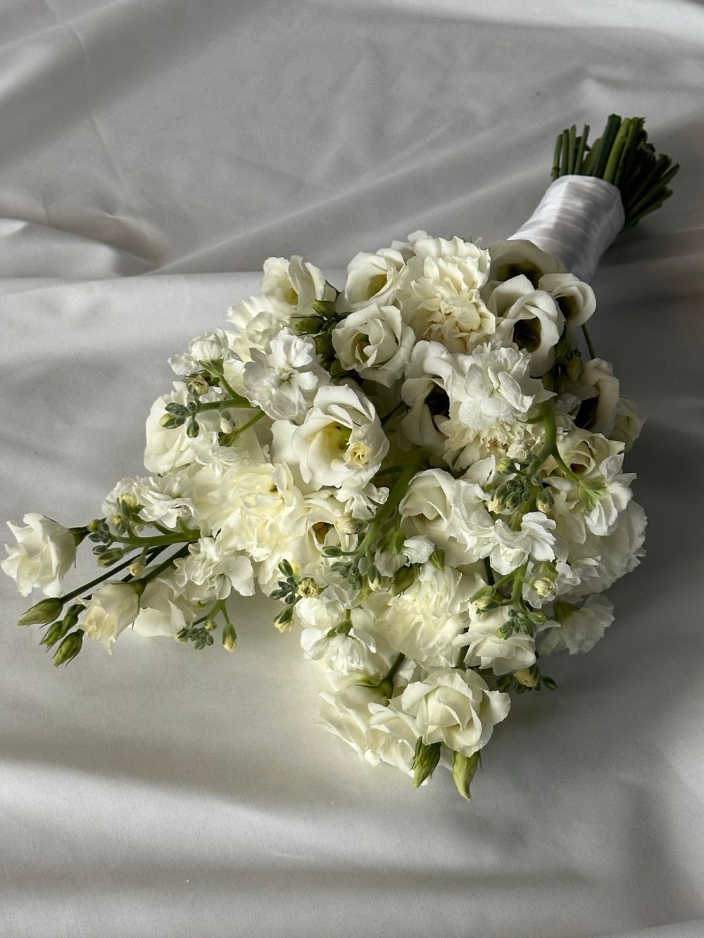 Свадебный букет из лизиантуса, маттиолы и диантусов