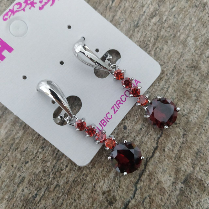 Серьги на англ.заст. Cubic Zirconia подвеска круг 4 кристалла цвет красный металл серебристый