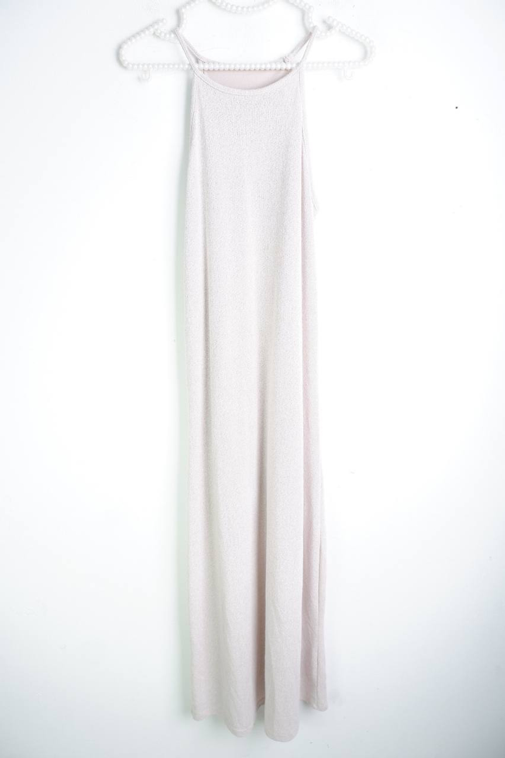 Платье длинное базового оттенка, визуально 46 размер