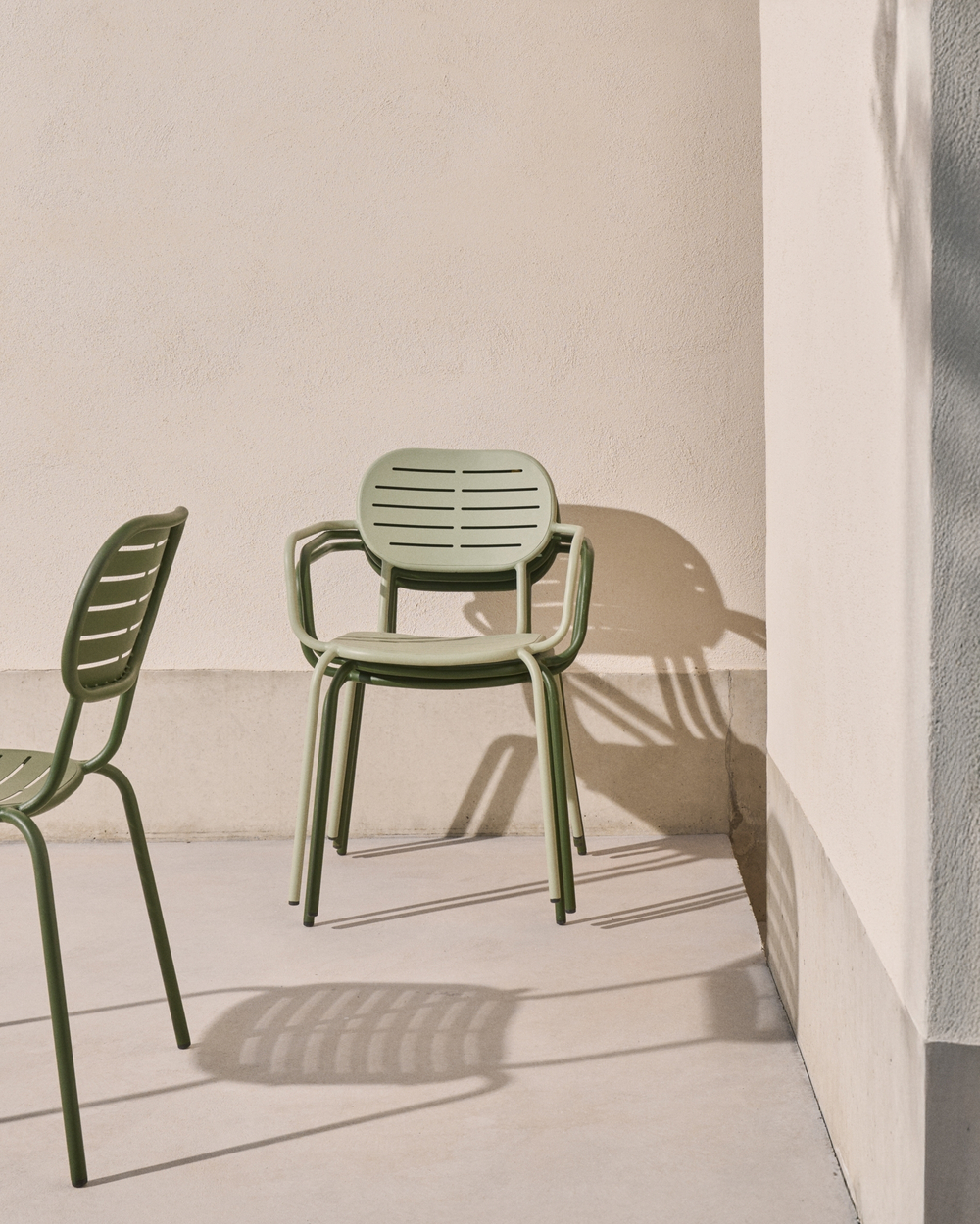 Уличный стул Brai с подлокотниками из оцинкованной стали бирюзового цвета