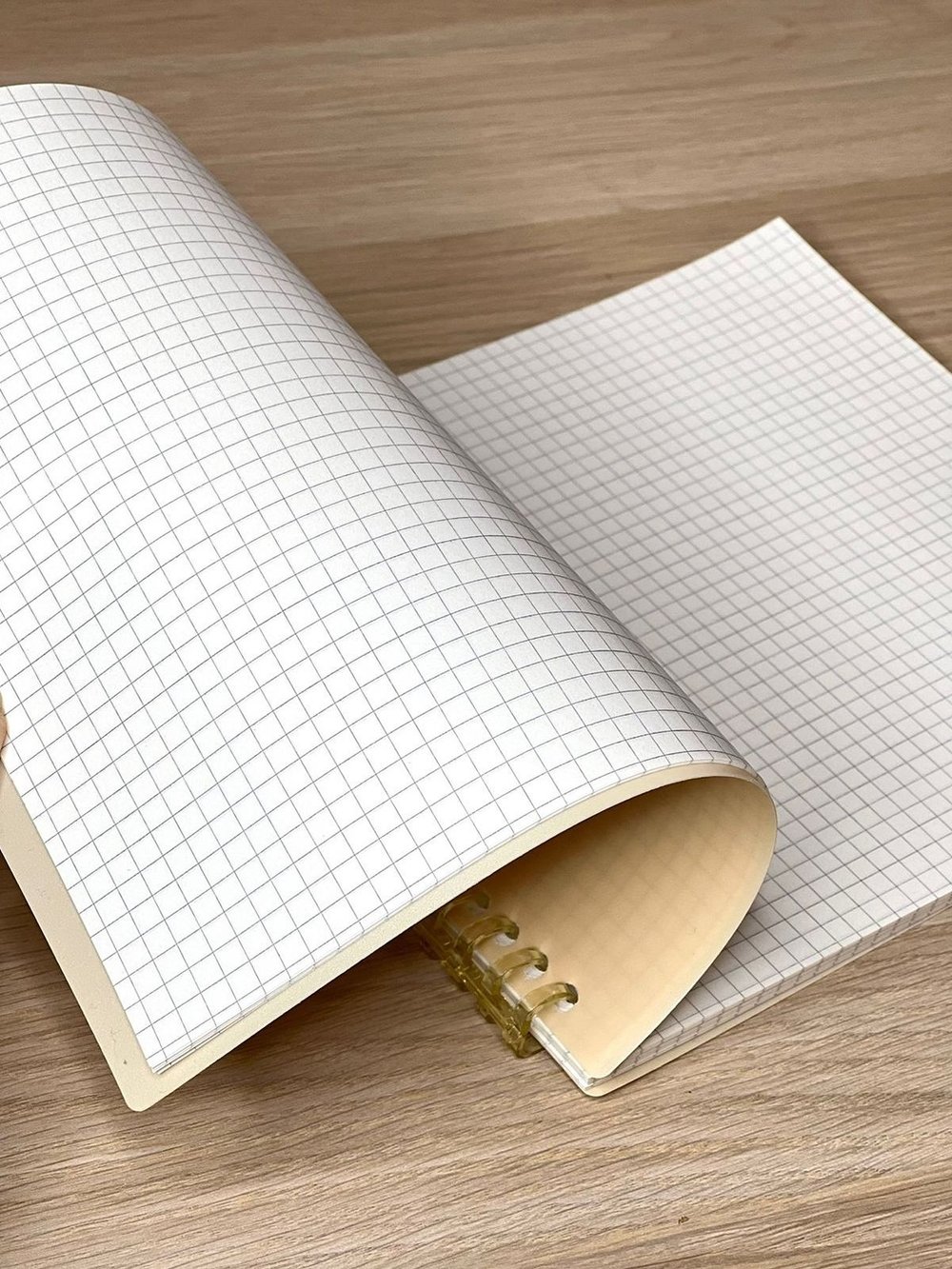 Блокнот квадратный в клетку 60л 195х210 мм св.желтый (8808-020)