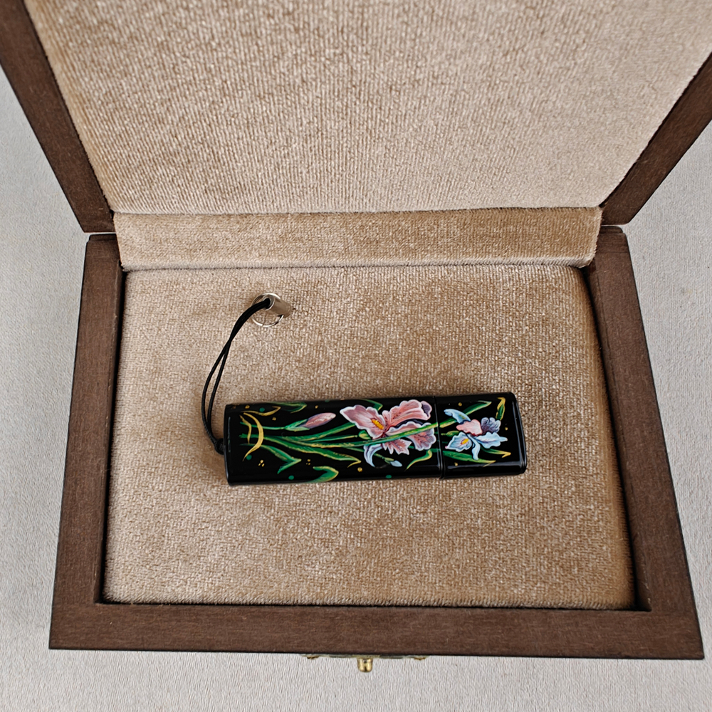 Флешка USB в футляре с ручной росписью "Ирисы"