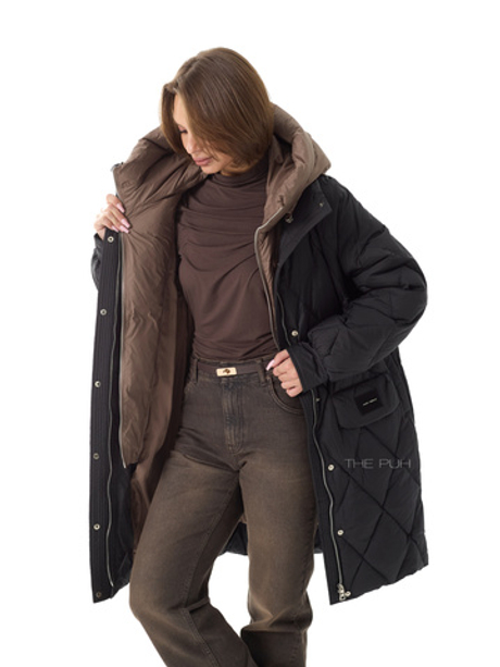 Удлиненный черный пуховик с контрастным капюшоном