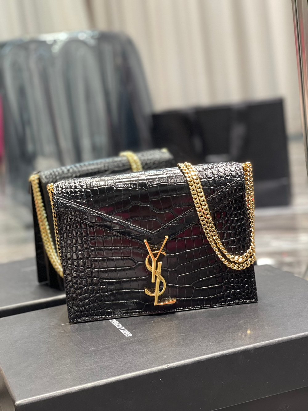 YSL Cassandra Medium 22 cm