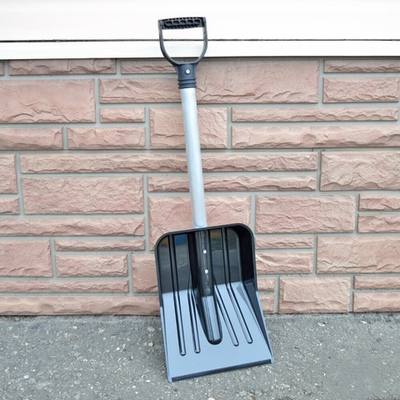 Лопата автомобильная из поликарбоната 345*260*65мм с черенком 60см