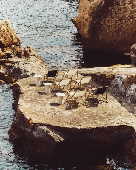 Складное кресло Vilara для улицы из акации черного цвета