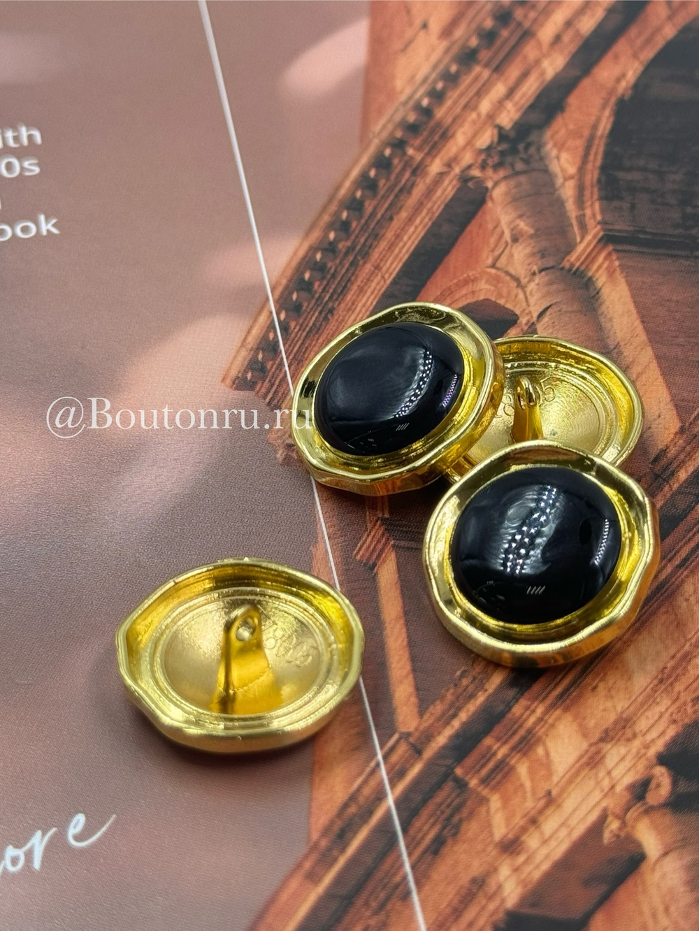 Пуговицы Скиапар. круглые золотистые с черной эмалью