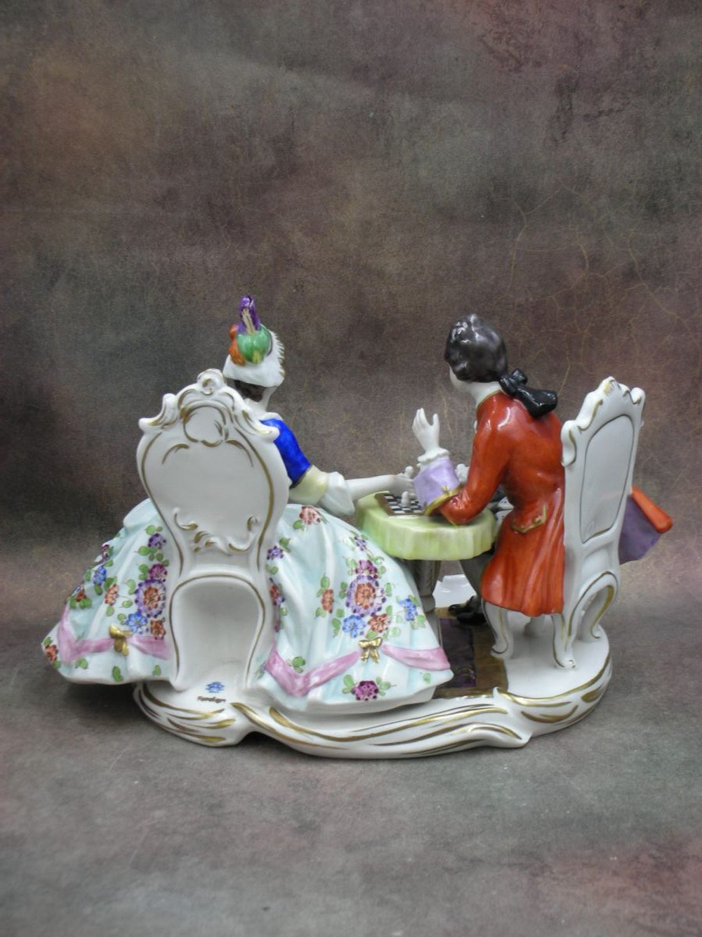 Статуэтка. Фарфор. За шахматным столом. Volkstedt. Германия