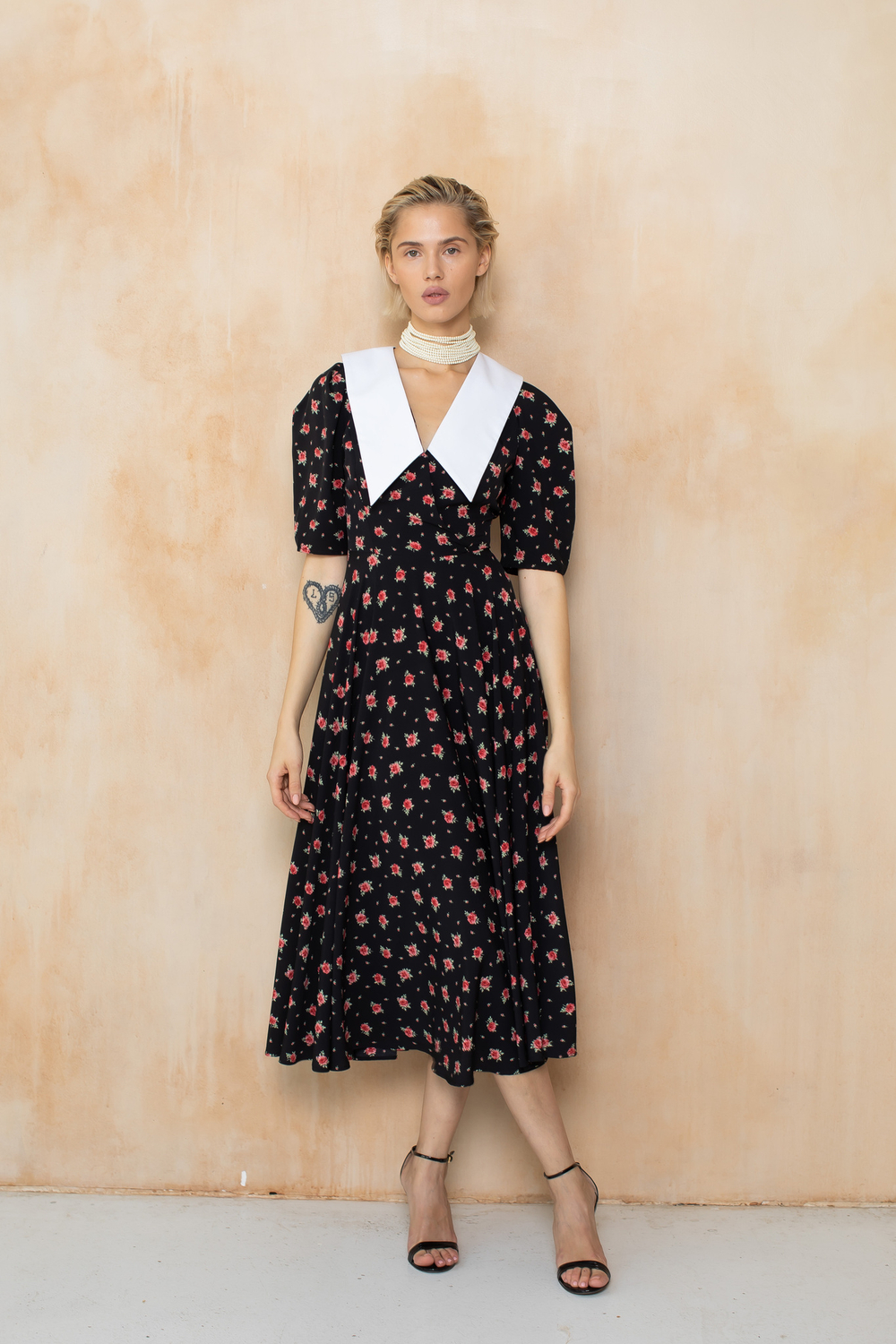 Платье с белым воротником