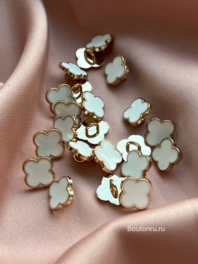Пуговицы цветок четырехлистник белые в стиле ван кл
