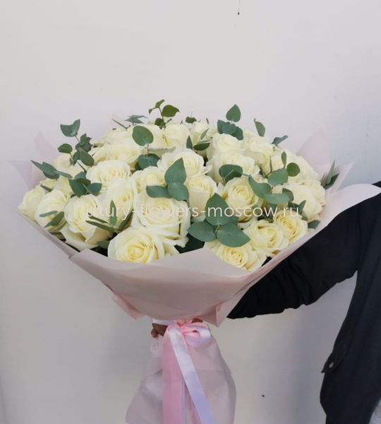 35 белых роз рф с эквалиптом