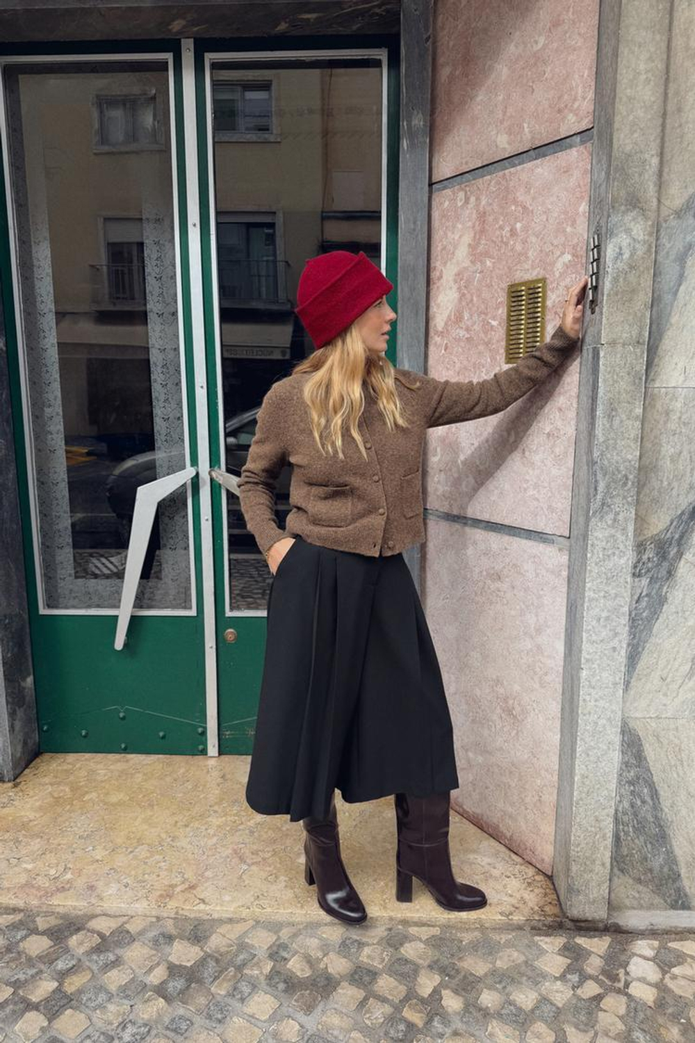 ZARА ТРИКОТАЖНЫЙ КАРДИГАН С ОБТЯЖНЫМИ ПУГОВИЦАМИ, ТЕМНЫЙ СЕРО-КОРИЧНЕВЫЙ