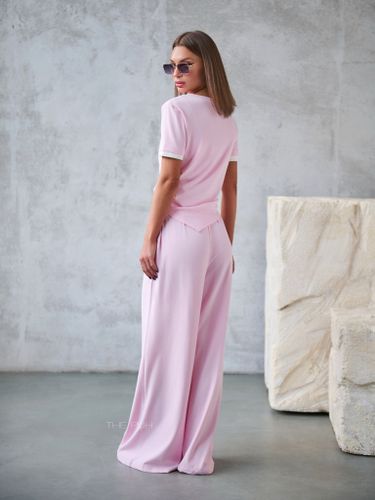 Трикотажный розовый костюм с асимметричным топом