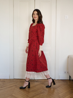 Платье с вырезом-сердечко