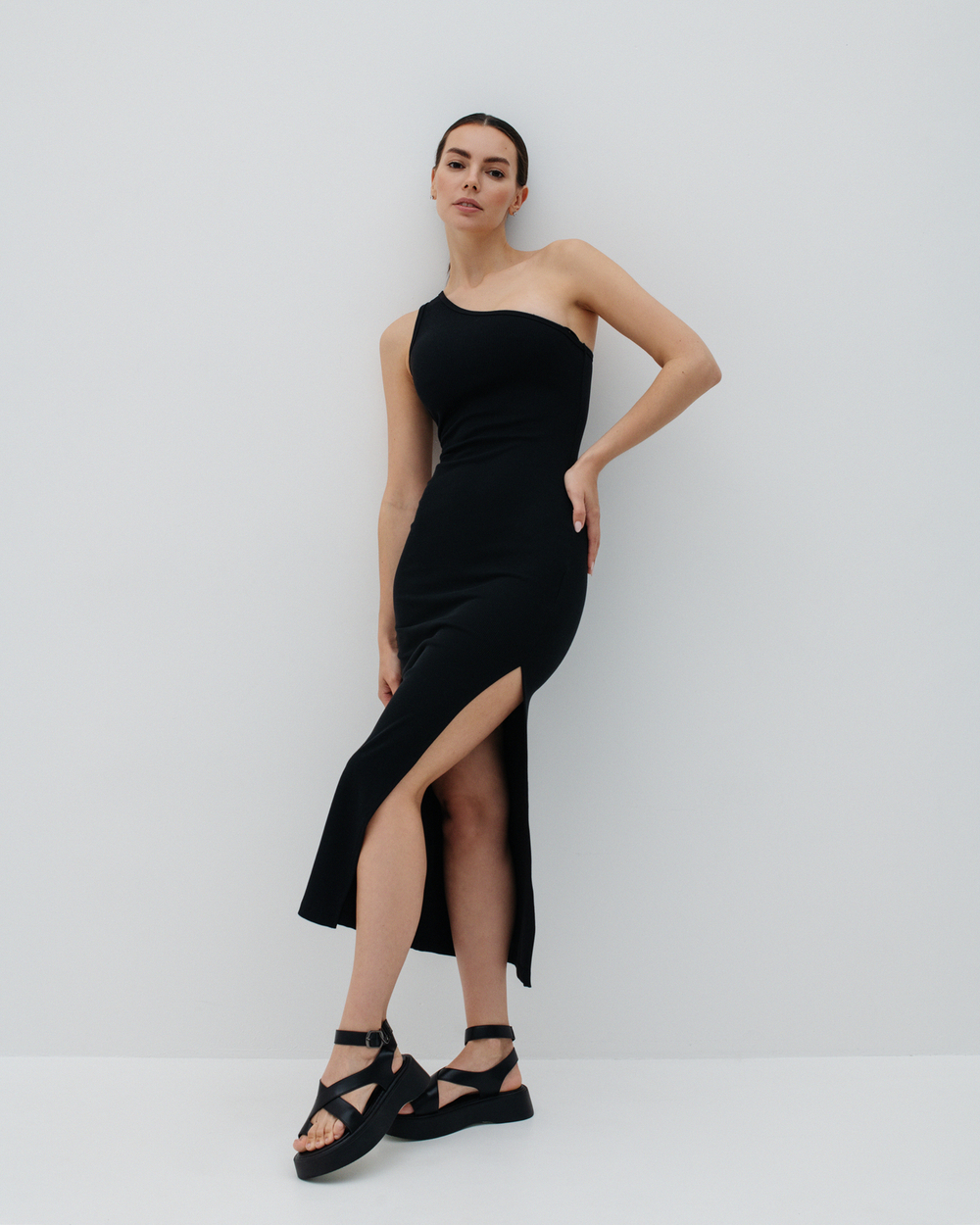 Платье в рубчик на одно плечо