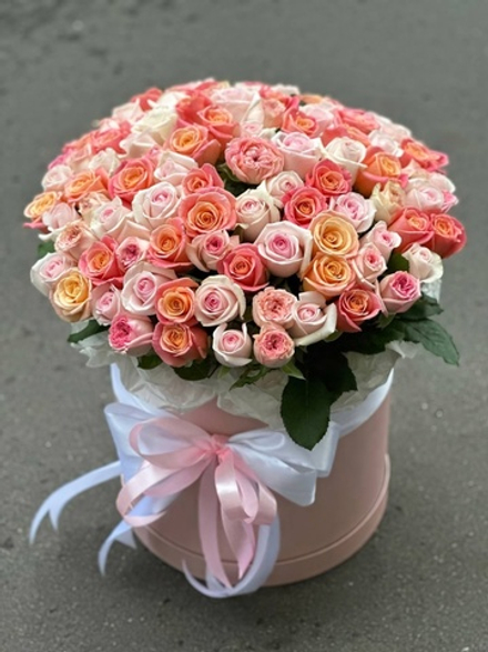 розы в шляпной коробке