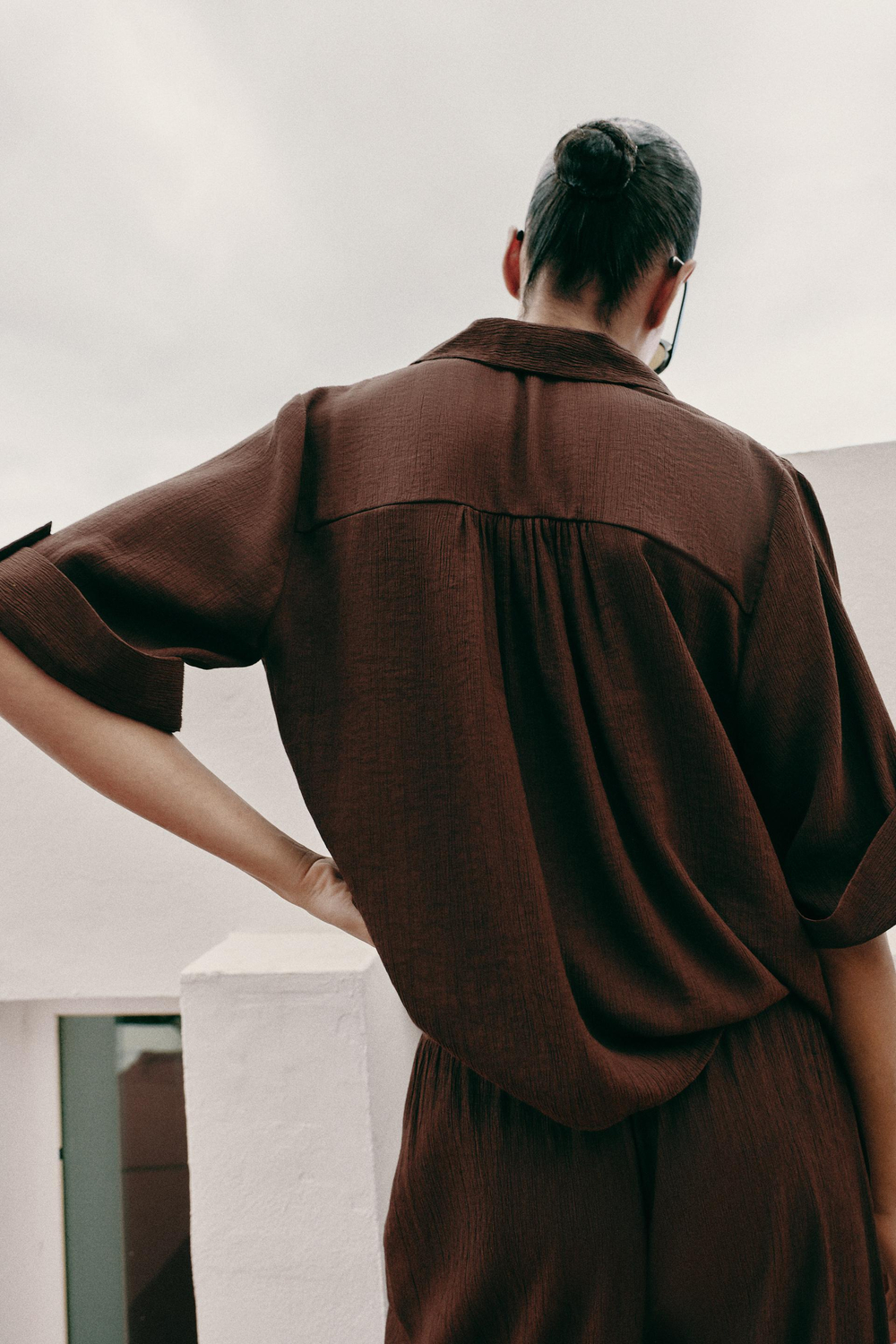 ZARA РУБАШКА СТРУЯЩЕГОСЯ ПОКРОЯ С КОРОТКИМ РУКАВОМ, ТЕМНО-КОРИЧНЕВЫЙ