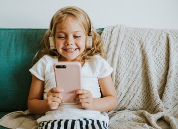 Смартфон для ребенка: как выбрать первый гаджет и на что обратить внимание родителям