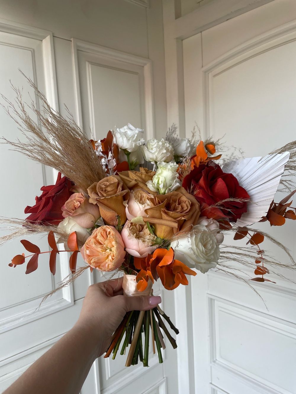 Свадебный букет из одноголовых роз, кортадерии, рускуса и лизиантуса