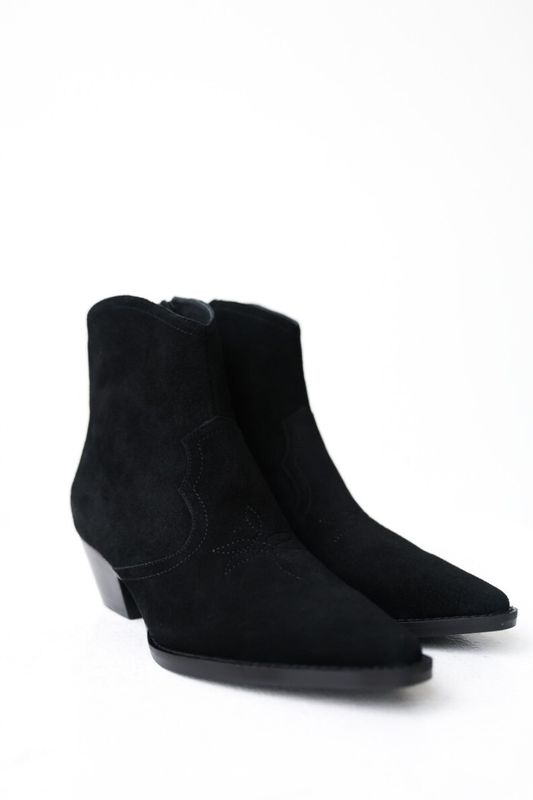 Ботинки-казаки с вышивкой на мысе, черный