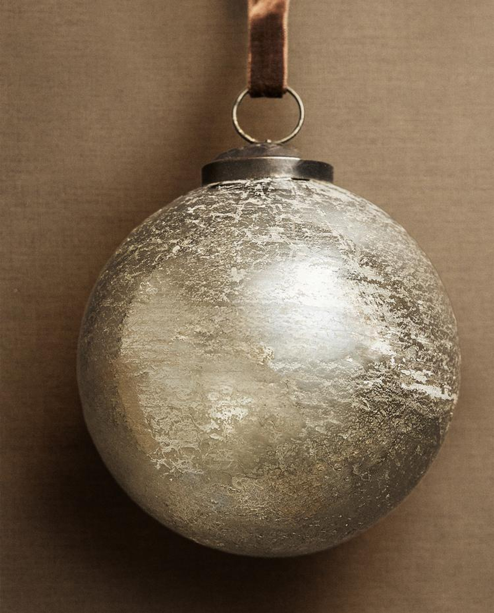 ZARA HOME ЕЛОЧНОЕ ИГРУШКА В ФОРМЕ ШАРА С ЭФФЕКТОМ ПОТРЕСКИВАНИЯ, СЕРЫЙ