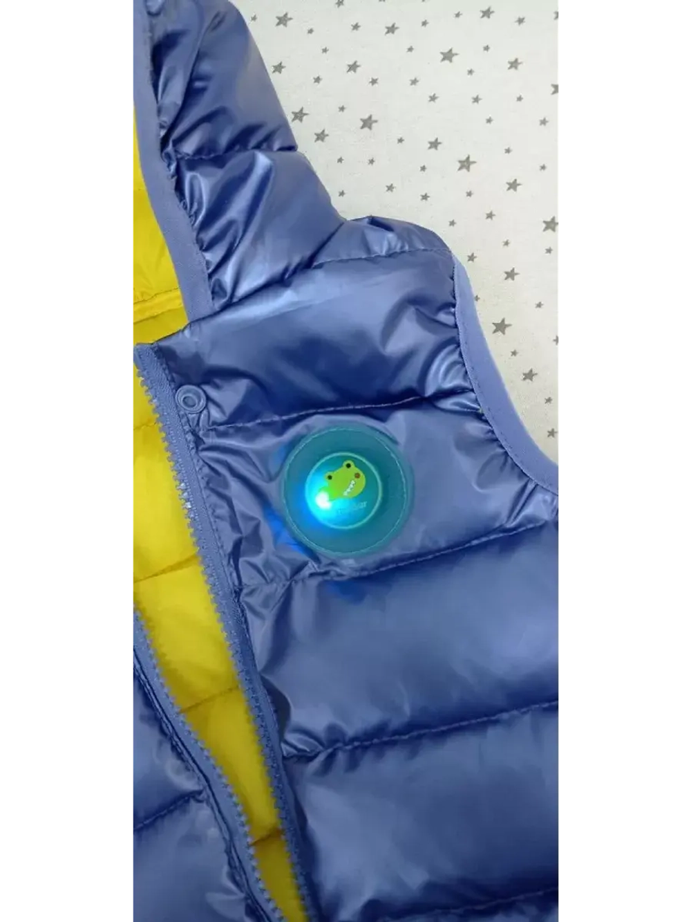 Детская жилетка для мальчика светящаяся.