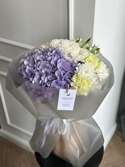 Сборный букет из гортензии, хризантемы, диантусов и альстромерии