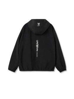 Нейлоновая куртка с капюшоном