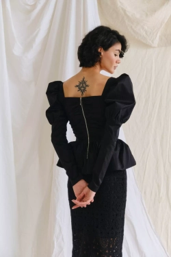 Топ с вырезом "каре" и баской