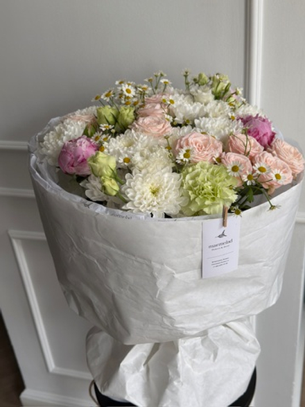 Букет сборный из хризантемы, кустовых пионовидных роз, пионов, диантусов и ромашки