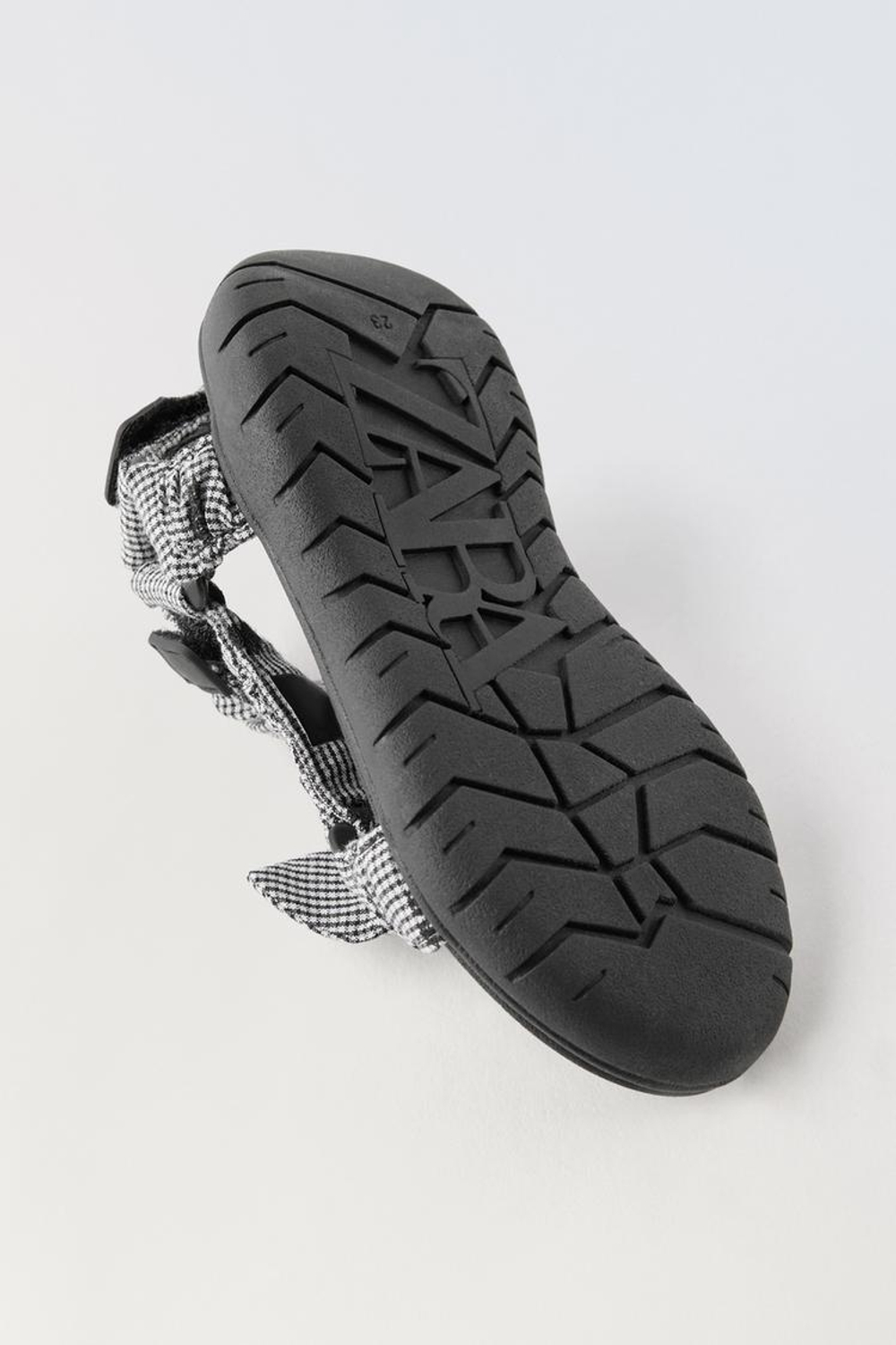 ZARA САНДАЛИИ С ПРИНТОМ, ЧЕРНЫЙ