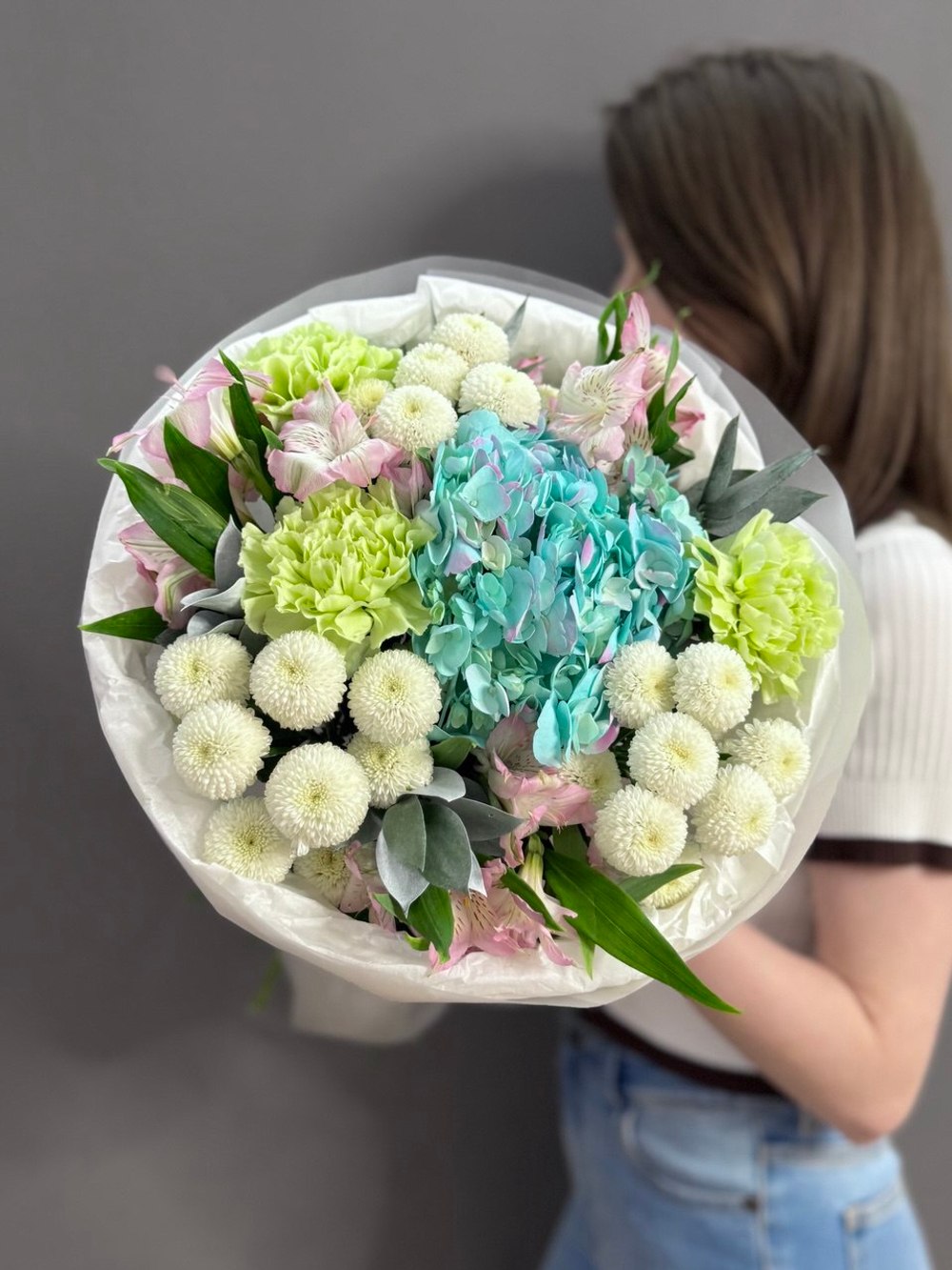 Авторский букет с бирюзовой гортензией