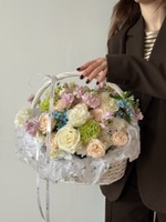 Корзнина из кустовых пионовидных роз, оксипеталума, маттиолы, диантусов, лизиантуса и хризантемы