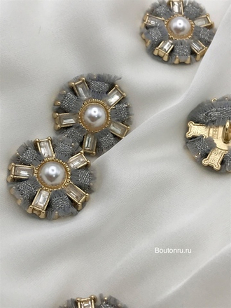 Пуговицы золотые со стразами и жемчугом в форме цветка с твидовой серой тесьмой