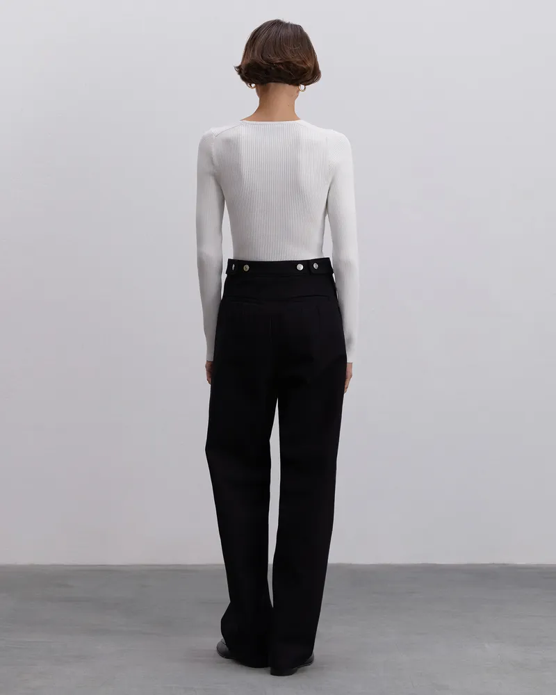 Белый лонгслив из вискозы с V-образным вырезом