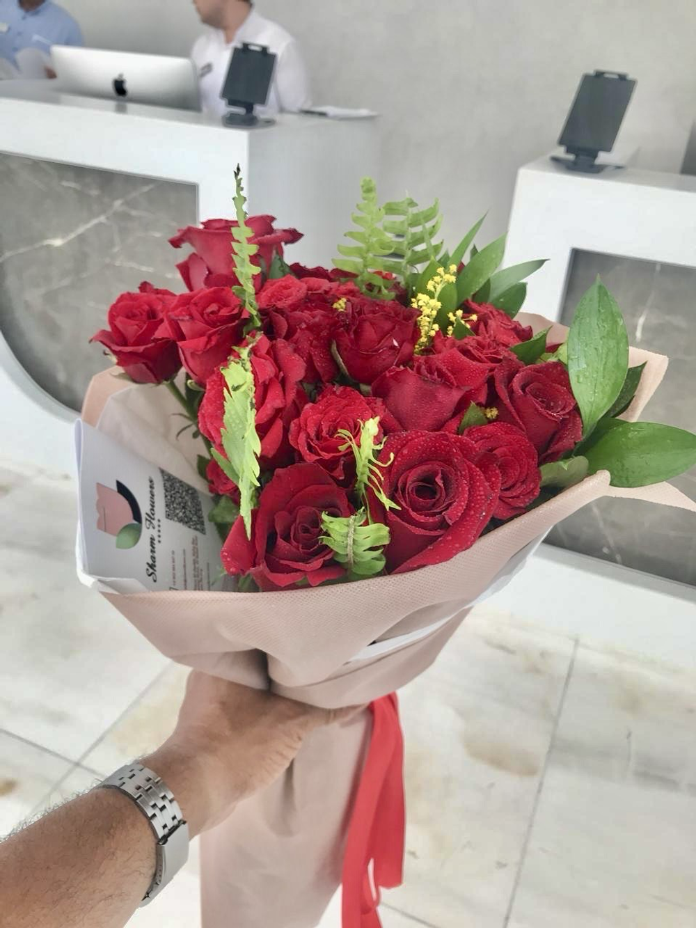 17 алая Роза