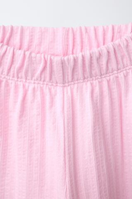 ZARA БРЮКИ-КЮЛОТЫ ИЗ РЕЛЬЕФНОЙ ТКАНИ С КОНТРАСТНЫМИ ВОЛНАМИ, РОЗОВЫЙ/ЛИЛОВЫЙ