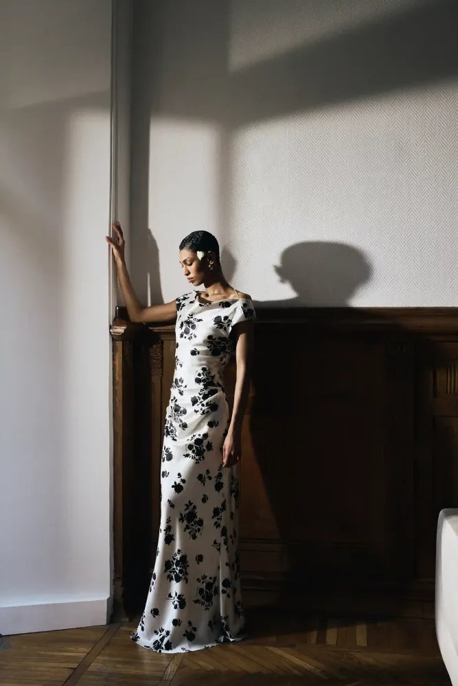 Lucy maxi, платье макси из молочного атласа с цветочным принтом