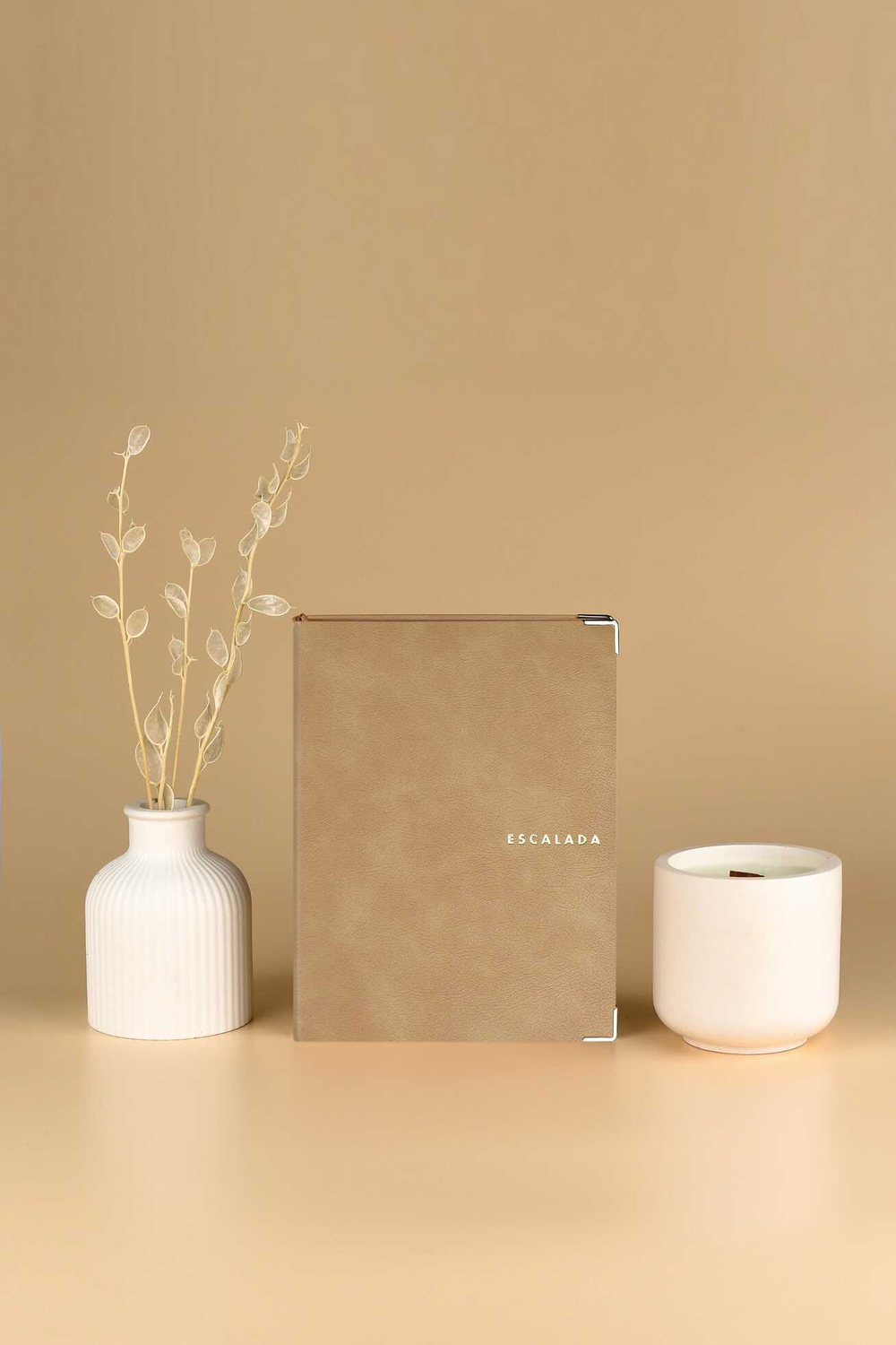 Ежедневник недатированный ESCALADA, А6+, 160 л., арт. 70687/ 20 АНРИ БЕЖЕВЫЙ (кожзам: 126х174 мм, интегральный переплёт, материал обложки: искусственная кожа "Анри"; способ крепления блока: ниткошвейный; декор: металлические уголки, тиснение фольгой;