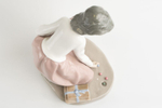 Фарфоровая статуэтка Lladro/Nao «Девочка, играющая в шарики» (Girl Playing Marbles)