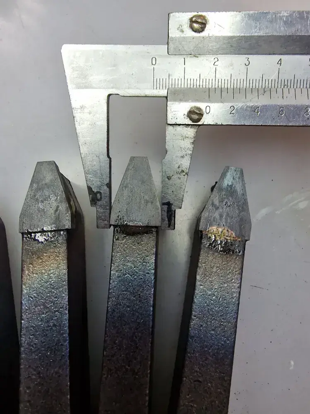 Резец токарный для проточки канавок в шкивах под клиновые ремни 25*16*140 профиль В Т5К10