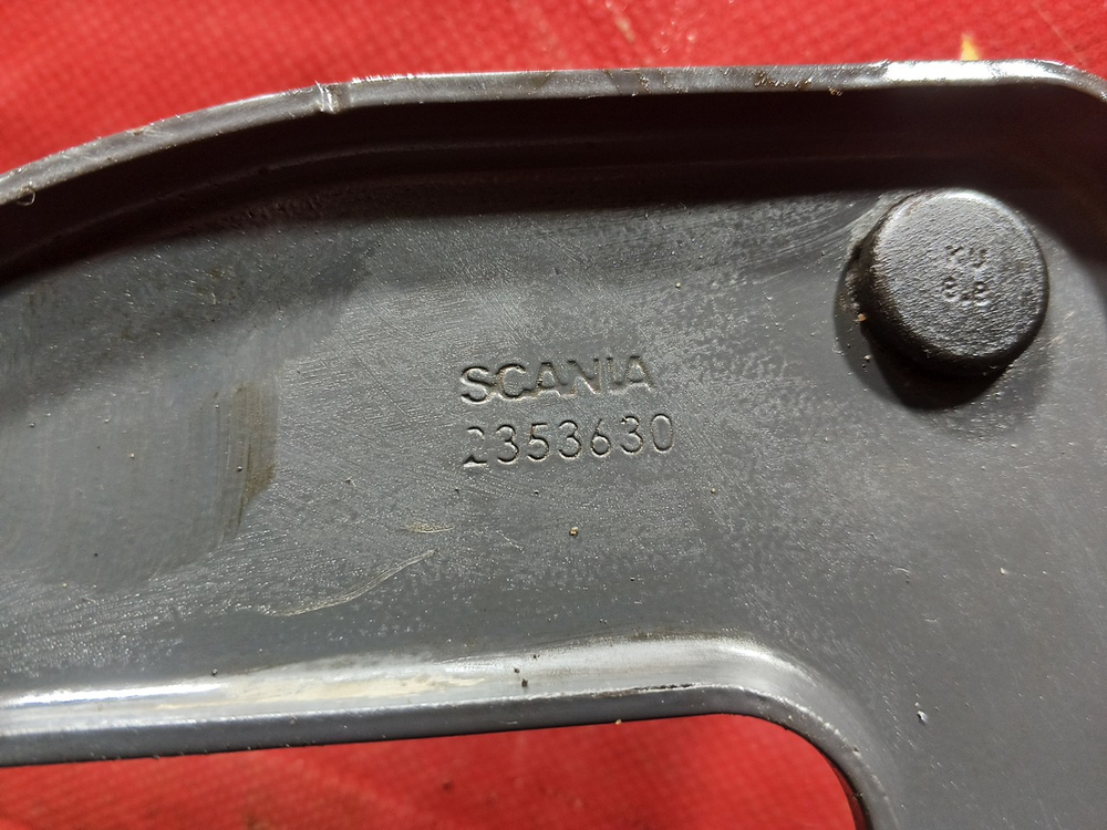 Кронштейн брызговика правого 2019г