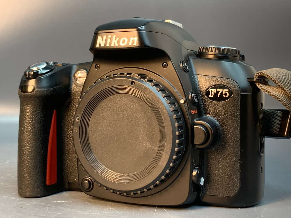 Nikon F75