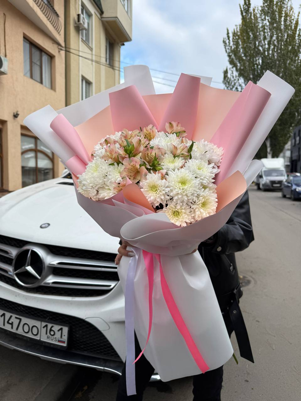 Букет с альстромерией и хризантемой