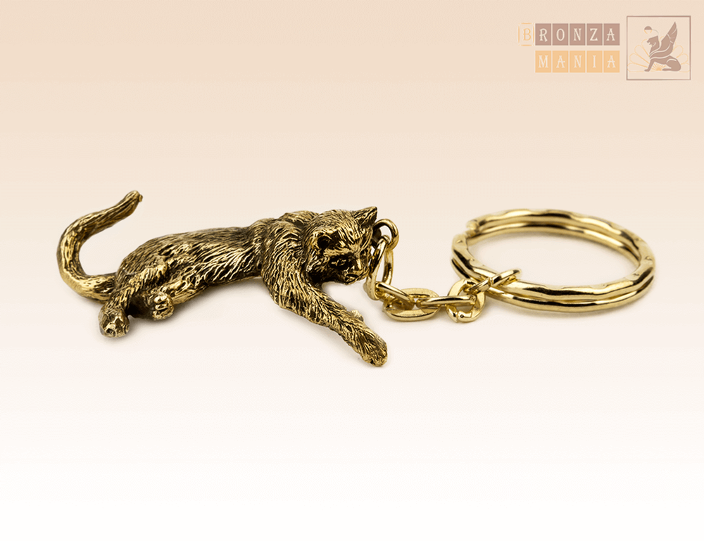 брелок Кошка лежит свесив лапу