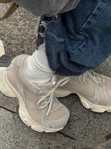 Массивные серые кроссовки с асимметричной шнуровкой